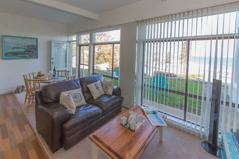 King Of North Bay 103 Gold Coast Drive - Accommodation Newcastle 6