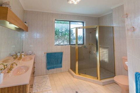 King Of North Bay 103 Gold Coast Drive - Accommodation Newcastle 4