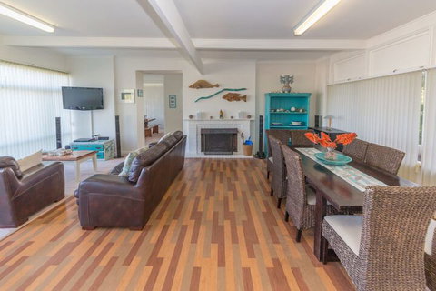 King Of North Bay 103 Gold Coast Drive - Accommodation Newcastle 2