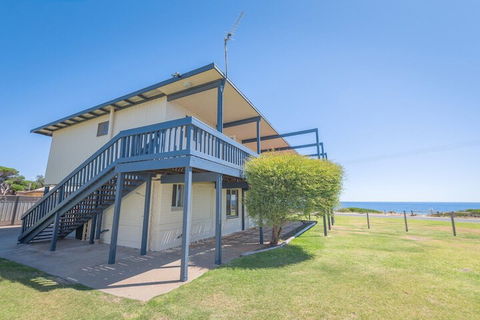 Sandy Feet 31 Gold Coast Drive - Accommodation Newcastle 3