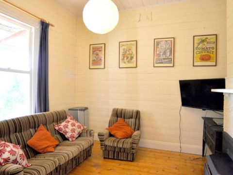 MY Fair Lady External Bathroom PET Friendly - Accommodation Newcastle 2