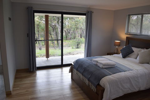 Eagle Bay House - Accommodation Newcastle 2