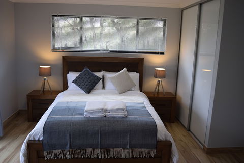 Eagle Bay House - Accommodation Newcastle 4