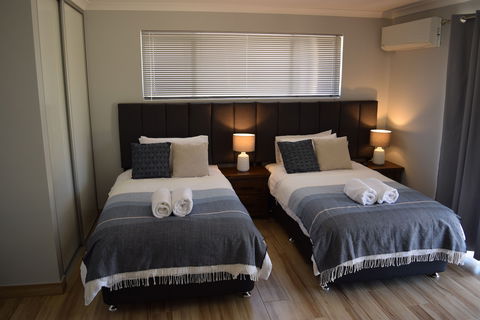 Eagle Bay House - Accommodation Newcastle 5