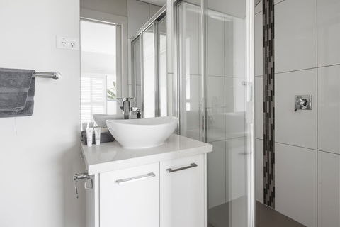 The Jetty Beach Apartment By Ready Set Host - Accommodation Newcastle 6