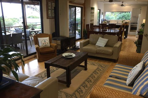 Sandy Feet Retreat 13 Scenic View Drive - Accommodation Newcastle 3