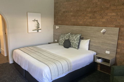Hamilton's Henry Parkes Motor Inn, Parkes - Accommodation Newcastle 7