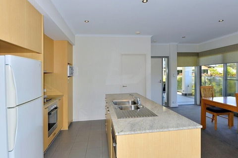 Del Mar 1 - Accommodation Newcastle 3