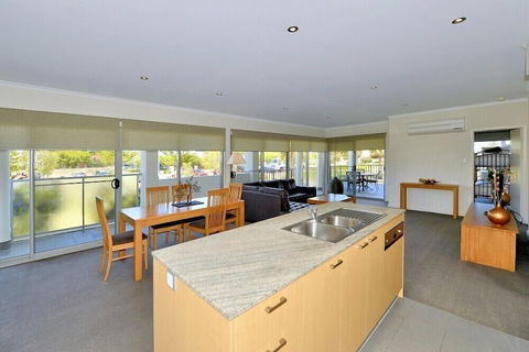Del Mar 1 - Accommodation Newcastle 2