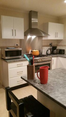 Pebbles Beach Retreat - Accommodation Newcastle 3