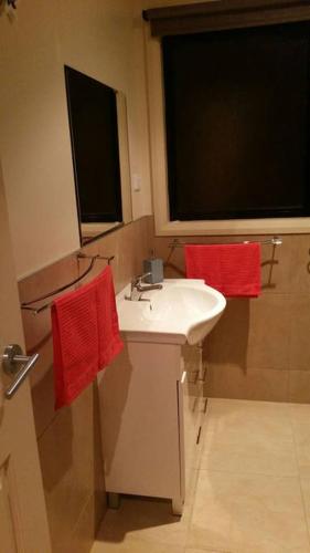 Pebbles Beach Retreat - Accommodation Newcastle 2