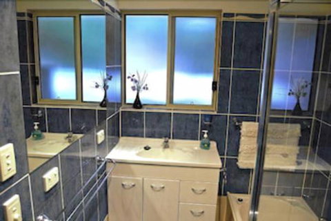 SeaShells Penneshaw - Accommodation Newcastle 5