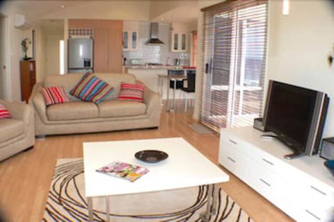 Paradise House - Accommodation Newcastle 6