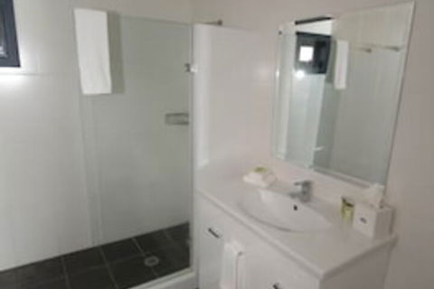 Habitat Chalet - Accommodation Newcastle 7