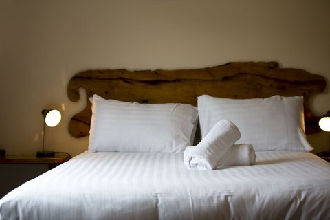 Tullah Lakeside Lodge - Accommodation Newcastle 7