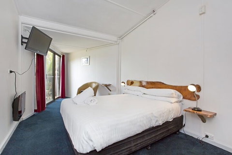 Tullah Lakeside Lodge - Accommodation Newcastle 5