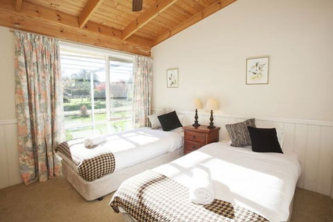 Beechworth Cedar Cottages - Accommodation Newcastle 4