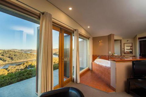 Eagle View Escape - Accommodation Newcastle 2