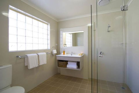 Marty's @ Little Beach - Accommodation Newcastle 4