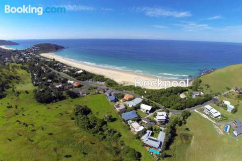 ROCKPOOL (4 Night Min) - Accommodation Newcastle 0