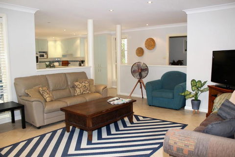 FRANGIPANI BEACH HOUSE PET FRIENDLY 22 Belbourie Cres Boomerang Beach - Accommodation Newcastle 6