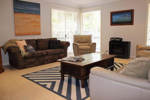 FRANGIPANI BEACH HOUSE PET FRIENDLY 22 Belbourie Cres Boomerang Beach - Accommodation Newcastle 4