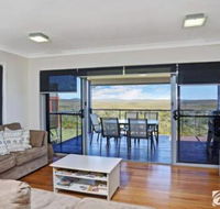 Jinalong 17 Pacific Street Family home great views. - Accommodation Newcastle