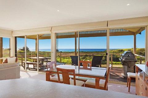 Beach Breakers Apartment Stunning Views - Accommodation Newcastle 3