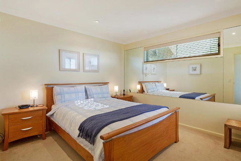 Beach Breakers Apartment Stunning Views - Accommodation Newcastle 2