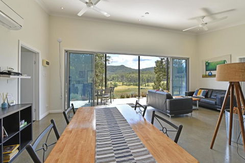 Valle Laguna - Accommodation Newcastle 2