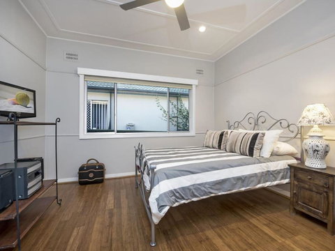 The Entrance North Lakeside Cottage - Accommodation Newcastle 4