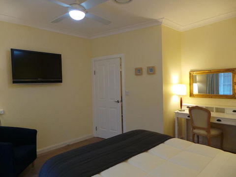 Colins Garden - Accommodation Newcastle 3