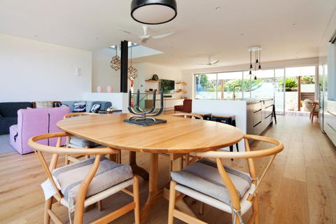 Spectacular Bilgola Beachhouse - Accommodation Newcastle 2