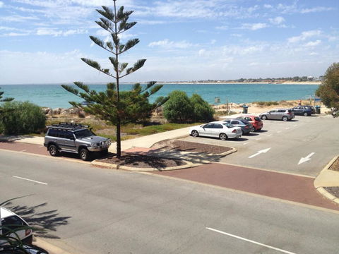 Breakwater Short Stay - Accommodation Newcastle 2
