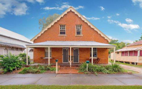 Eliza 1875 Red Brick Duplex Townhouse - Accommodation Newcastle 4