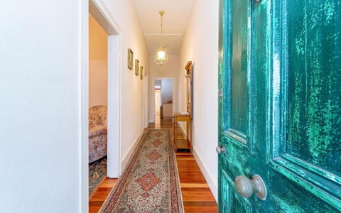Eliza 1875 Red Brick Duplex Townhouse - Accommodation Newcastle 6