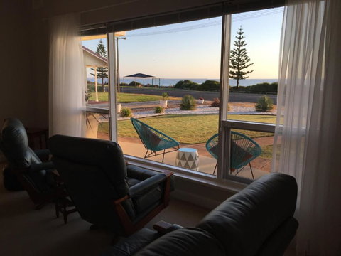 Jewel Of The South Beachfront Holiday Rental - Accommodation Newcastle 5