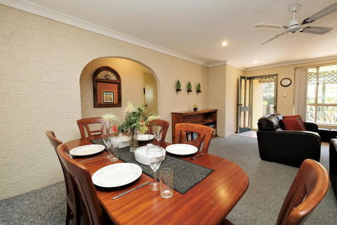 ACACIA WEEKLY ONLY - Accommodation Newcastle 2