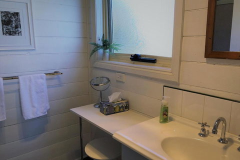 BURGESS COTTAGE King Bed For Couples - Accommodation Newcastle 3