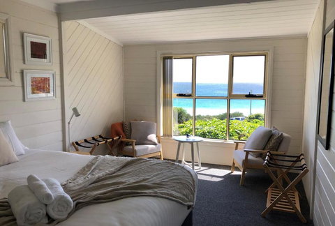 BURGESS COTTAGE King Bed For Couples - Accommodation Newcastle 4