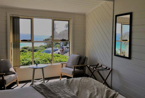 BURGESS COTTAGE King Bed For Couples - Accommodation Newcastle 2