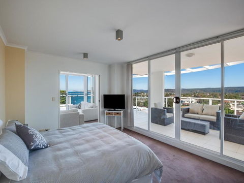 Penthouse 707 4 Bedroom Oceanview Penthouse - Accommodation Newcastle 4