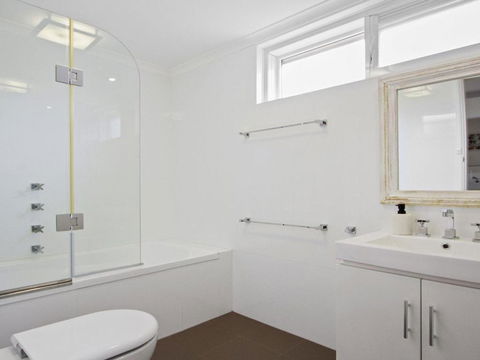 Beachbreak Fall Asleep To The Sound Of The Ocean - Accommodation Newcastle 6