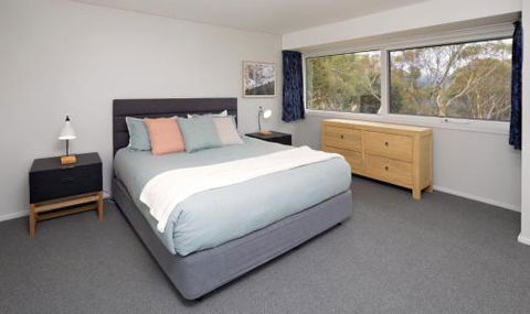 Silvertop Chalet - Accommodation Newcastle 2