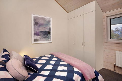 Silvertop Chalet - Accommodation Newcastle 3