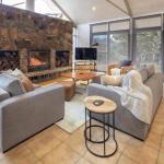 Silvertop Chalet - Accommodation Newcastle 0