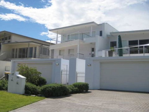 Ultimate Beach House 19a Graham Street Views Peace & Quiet - Accommodation Newcastle 4