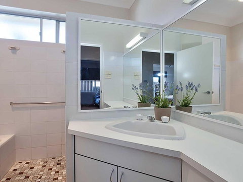 Banyan 14 Montevideo Parade Spacious Three Bedroom Pet Friendly Property With Air Con - Accommodation Newcastle 6