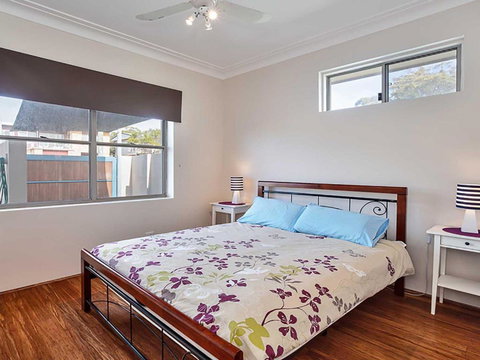 Banyan 14 Montevideo Parade Spacious Three Bedroom Pet Friendly Property With Air Con - Accommodation Newcastle 2