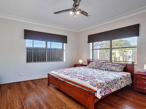 Banyan 14 Montevideo Parade Spacious Three Bedroom Pet Friendly Property With Air Con - Accommodation Newcastle 1